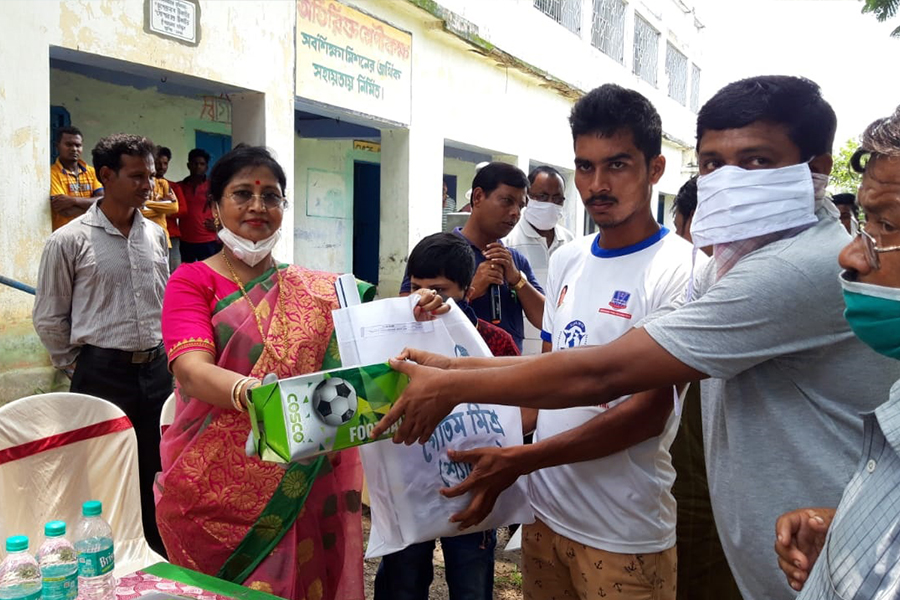 Shyam Sundar Volunteers Packing Essential Supplies